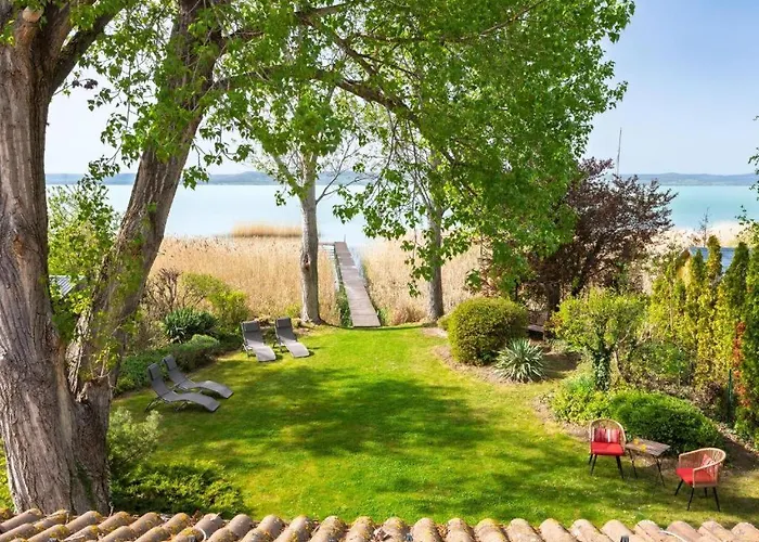 104 - Balatonszárszón 3 Hálószobás Luxus Saját Vízparttal Kiadó Villa *