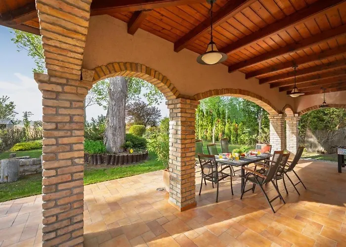 104 - Balatonszárszón 3 Hálószobás Luxus Saját Vízparttal Kiadó Villa Balatonszarszo