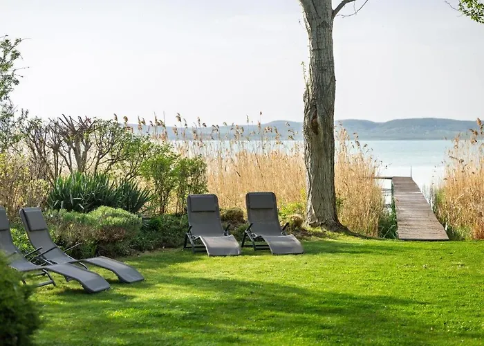 104 - Balatonszárszón 3 Hálószobás Luxus Saját Vízparttal Kiadó