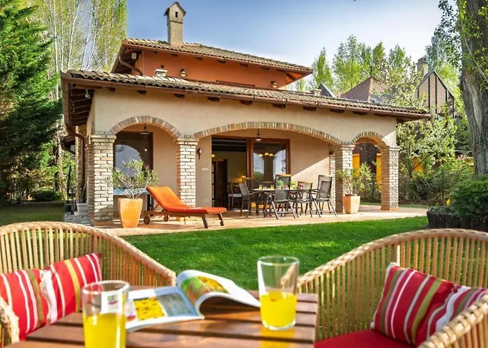 104 - Balatonszárszón 3 Hálószobás Luxus Saját Vízparttal Kiadó Villa *